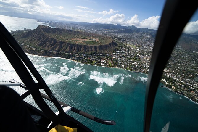 18 Minutes PRIVATE Helicopter Tour in Honolulu - Diamond Head and the 1899 Lighthouse View