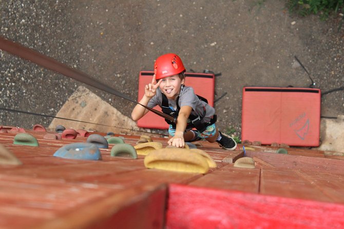 Adventure Course Extreme Including Climbing Wall & Rappel - Aerial obstacle course with 18 elements: the real “game show” part