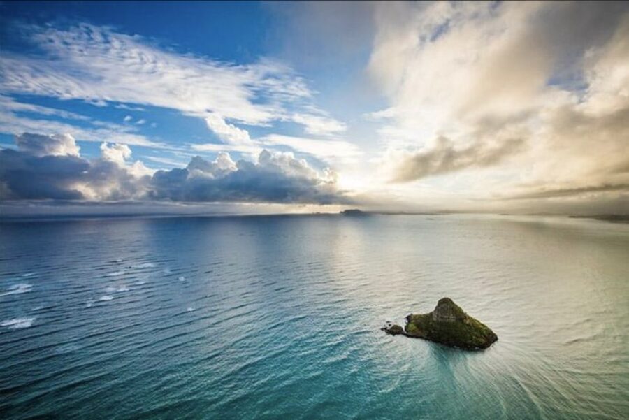From Honolulu: Oahu 60min Helicopter Tour with Doors Off/On - North Shore surf spots and Waimea Bay: where the island turns loud