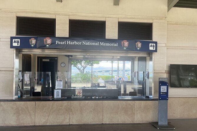 Half Day Pearl Harbor with USS Arizona Memorial and City Tour - The Honolulu drive: Supreme Court, Kamehameha Statue, and more