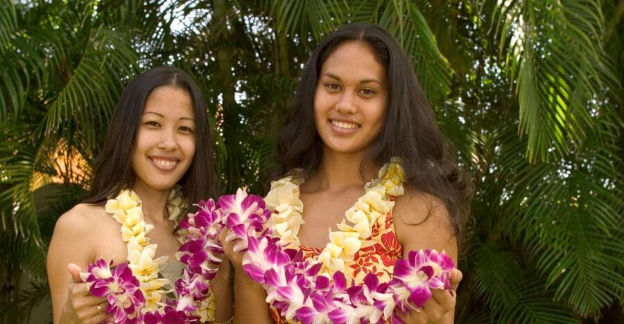 Honolulu Honeymoon Airport Lei Greeting - First Stop: Honolulu Airport Baggage Claim With Your Personal Lei