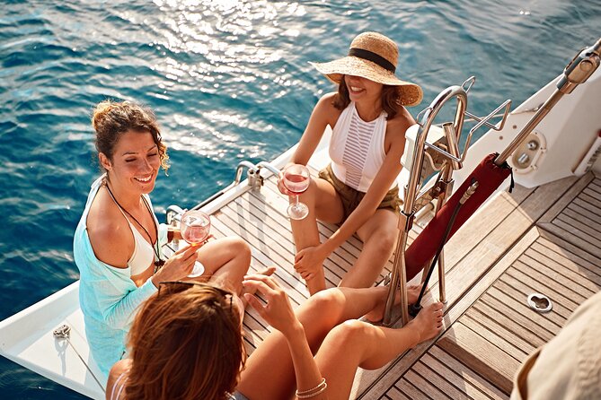Luxury Diamond Head Sunset Sail - Wildlife in season: dolphins, sea turtles, and whales