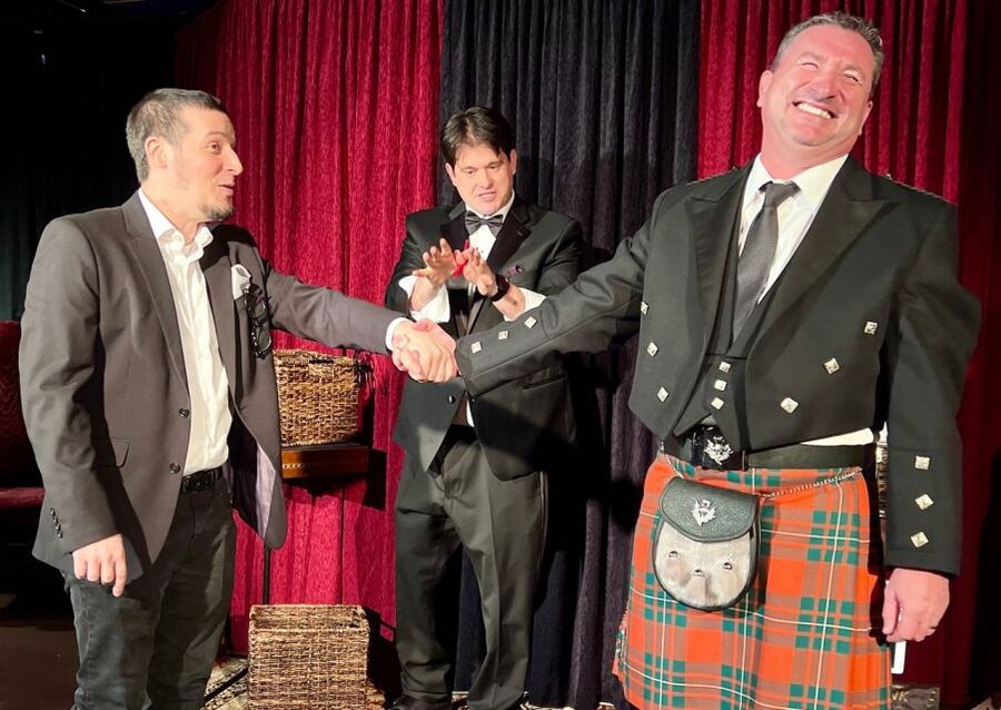 Oahu: Hilton Waikiki Beach Hotel Magical Mystery Show - VIP front row: when 8 seats make a real difference