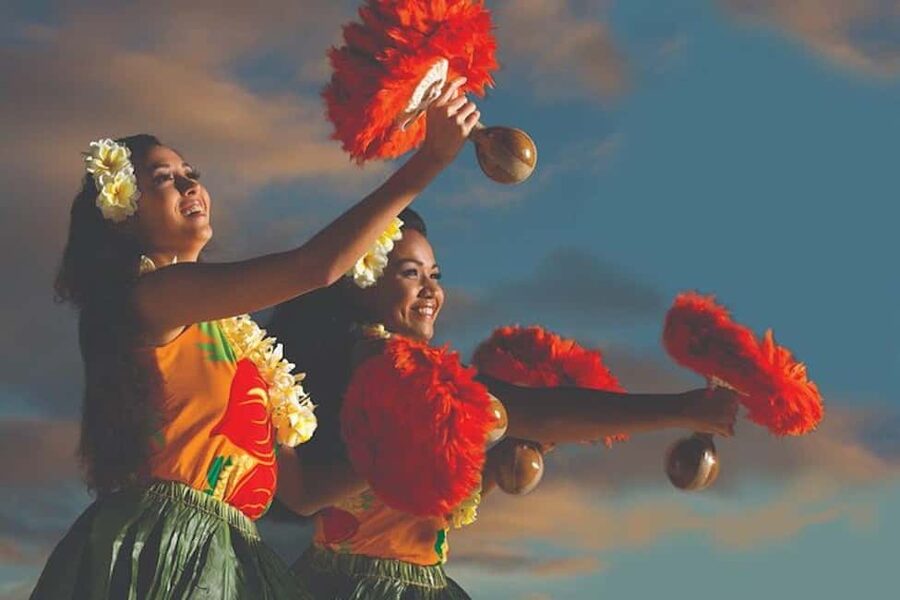 Oahu: Hilton Waikiki Starlight Luau - Live Music and Dance: More Than Background Sound