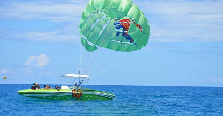 Oahu: Parasail on Maunalua Bay with Diamond Head Views - Entering the marina: check-in and how you’ll start
