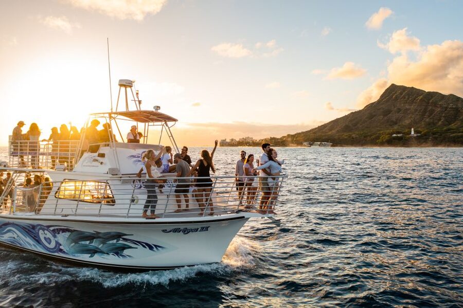 Oahu: Premium Waikiki Sunset Party Cruise with Live DJ - Fireworks From the Seaside on Friday Nights