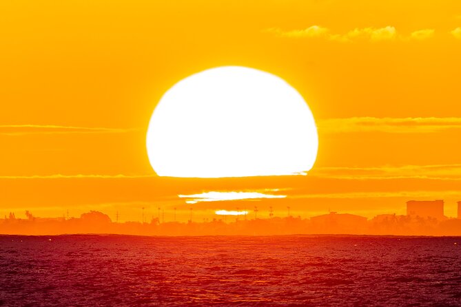 Oahu's Waikiki Coast: Moana’s Sunset Cocktail Sail - The staff: why the crew matters more than you’d think