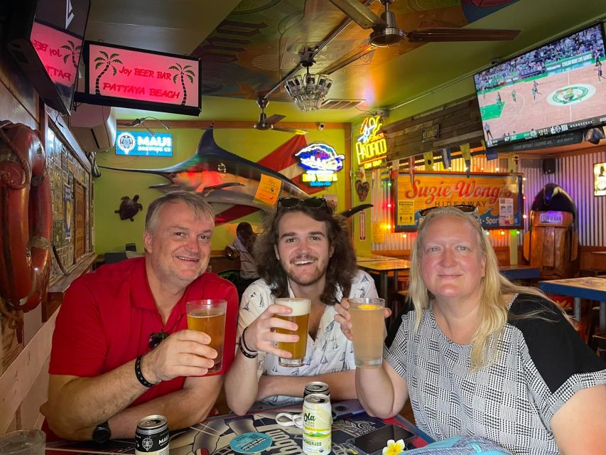 Oahu: Sips & Secrets of Hawaii Pub Crawl - The 2-hour Waikiki rhythm: paced walking plus real social time