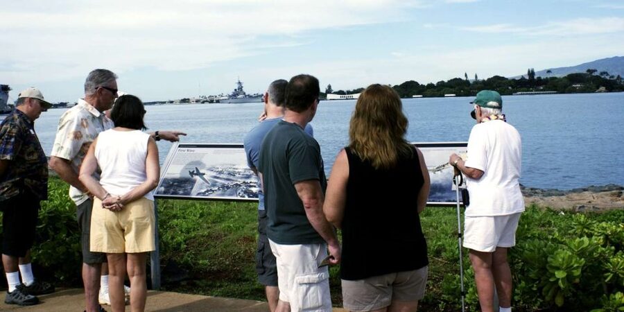 Oahu: USS Arizona Memorial Deluxe Tour - Who this tour suits best
