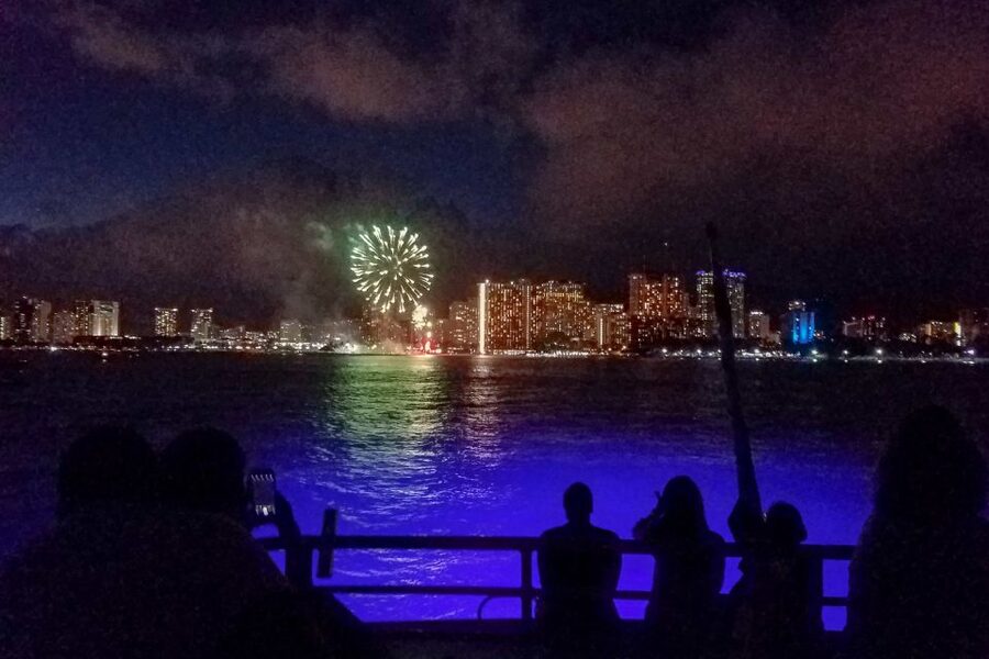 Oahu: Waikiki BYOB Friday Night Fireworks Cruise - A 2-hour break from Waikiki: what you’re really buying
