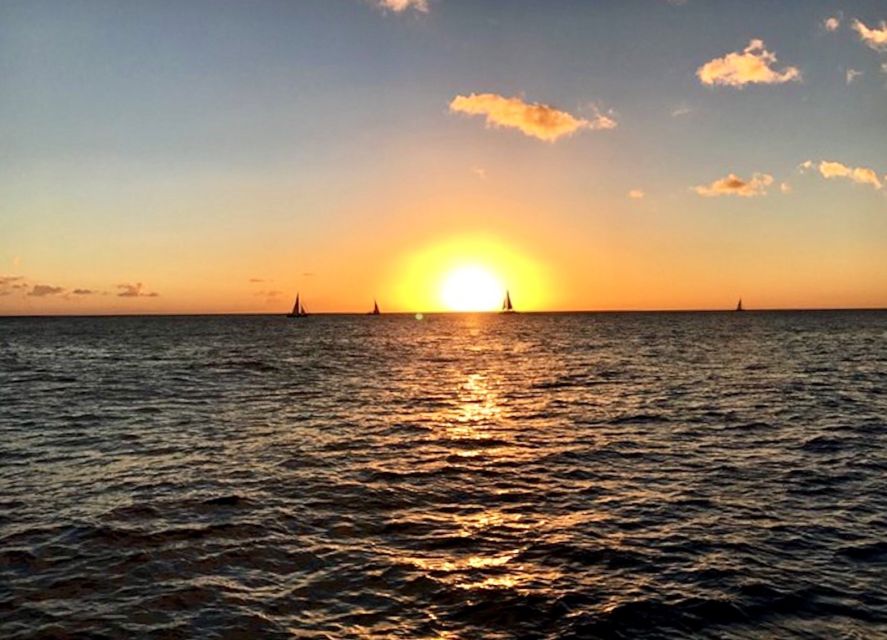 Oahu: Waikiki Glass Bottom Boat Sunset Cruise - A 90-minute Waikiki sunset cruise timed for the sky