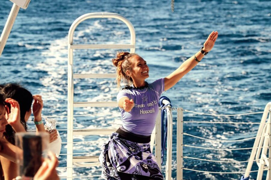 Oahu: Waikiki Whale Watching Tour-Donut and Coffee Included - Back at the harbor: poi mochi donut, coffee, and a hula show