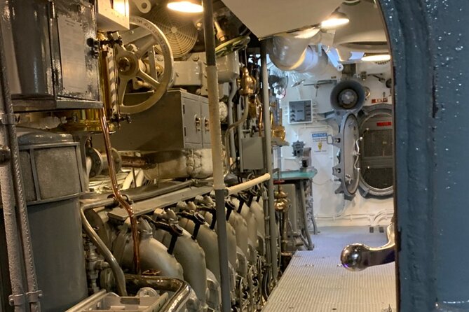 Pearl Harbor Tour Arizona Memorial and USS Bowfin - USS Bowfin Submarine Museum & Park: the WWII story below deck