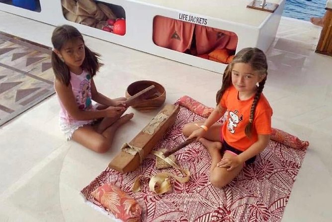 Polynesian Canoe Day Sail - Food and drink on board: local flavors instead of tourist snacks