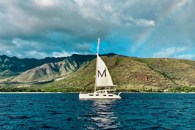 Private Snorkel Trip from Oahu on a Yacht - Food and drinks on a yacht: hosted bar plus lunch (with dietary options)
