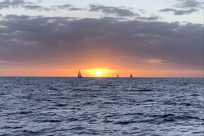 Private Sunset Boat Cruise in Waikiki Honolulu - Timing the departure: the magic window before the sun drops