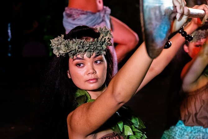Queens Waikiki Luau with Dinner Buffet and Cultural Activities - Seating, rain, and those mall views you can’t ignore