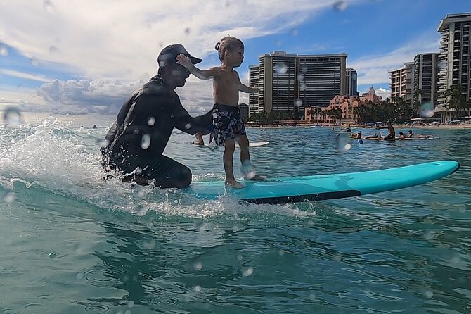 Surfing Lessons in Waikiki - Meeting at Kuhio Beach and getting ready fast