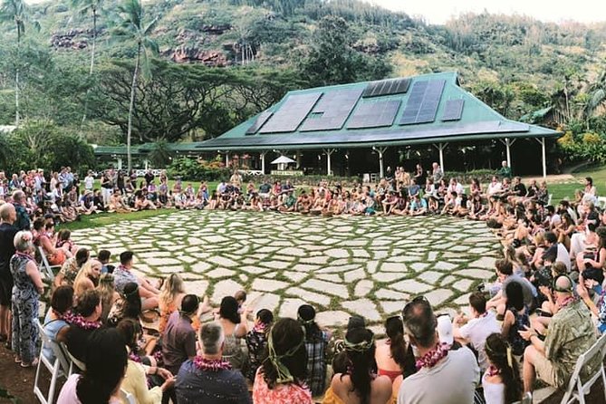 Toa Luau at Waimea Valley, Oahu - The Polynesian show: how the finale with fire knife lands