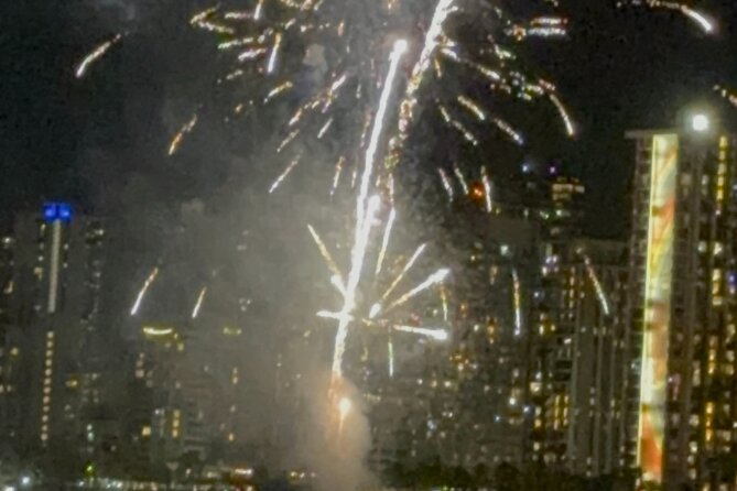 Waikiki Beach Catamaran Friday Night Fireworks Tour - Timing on Oahu: What 6:45 pm and 1.5 Hours Really Means