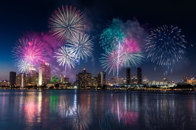Waikiki Friday Fireworks Boat Cruise from Oahu - The 2-hour plan: when the show happens and what the rest feels like